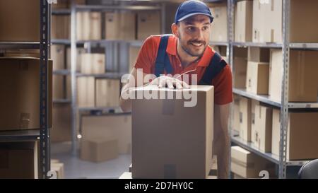 L'employé d'entrepôt collecte les boîtes en carton et les colis de la tablette et les place sur le chariot. Banque D'Images