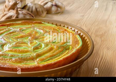 Le gâteau de Savoie fait maison s'appelle Zebra et les gâteaux faits maison sont placés sur une table en bois . Gâteaux faits maison pour le thé Banque D'Images