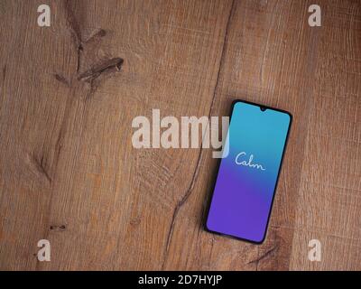 LOD, Israël - 8 juillet 2020 : écran de lancement de l'application Calm avec logo sur l'écran d'un smartphone mobile noir sur fond de bois. Vue de dessus, poser à plat avec Banque D'Images