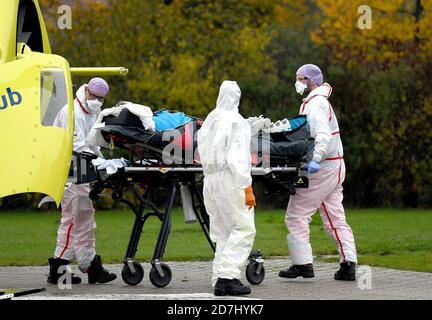 23 octobre 2020, Rhénanie-du-Nord-Westphalie, Münster : un patient corona des pays-Bas a été transporté par hélicoptère à l'hôpital universitaire de Münster. Le transfert vise à réduire la pression exercée sur les unités de soins intensifs aux pays-Bas. Les pays-Bas sont l'un des pays les plus touchés d'Europe. Photo : Caroline Seidel/dpa Banque D'Images