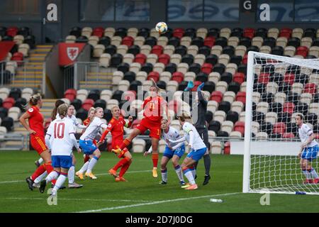 Newport, Royaume-Uni. 22 octobre 2020. Natasha Harding de Wales femmes (11) têtes à but. Match de qualification des femmes de l'UEFA pour l'Euro 2022, Wales Women contre les îles Féroé à Rodney Parade à Newport, au sud du pays de Galles, le jeudi 22 octobre 2020. Photo par Andrew Orchard/Alamy Live News Banque D'Images
