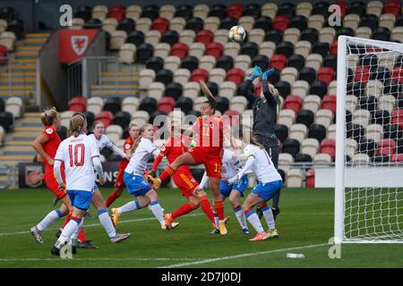 Newport, Royaume-Uni. 22 octobre 2020. Natasha Harding de Wales femmes (11) têtes à but. Match de qualification des femmes de l'UEFA pour l'Euro 2022, Wales Women contre les îles Féroé à Rodney Parade à Newport, au sud du pays de Galles, le jeudi 22 octobre 2020. Photo par Andrew Orchard/Alamy Live News Banque D'Images