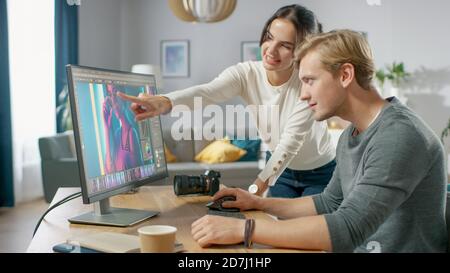 Les éditeurs professionnels hommes et femmes parlent tout en travaillant dans le logiciel d'édition de photos sur un ordinateur personnel. Editeurs de photos Retoucher des photos d'un Banque D'Images