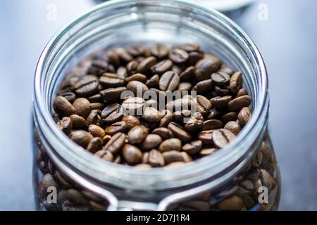 Un gros plan de grains de café torréfiés dans un récipient en verre à Kandy, Sri Lanka Banque D'Images
