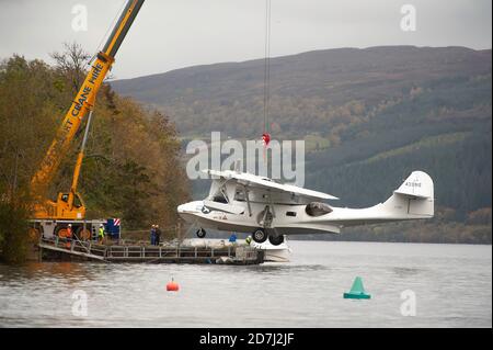 Soulever l'avion Catalina G-PBYA du Loch Ness sur un sol sec pour permettre l'installation d'un moteur de remplacement. Banque D'Images