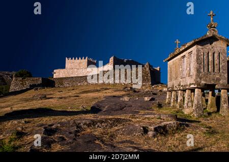 Espigueiros, les anciennes et traditionnelles granaries de pierre de Lindoso et le château vieux du XIIIe siècle. Parc national de Peneda Geres, Portugal Banque D'Images