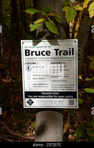 Un panneau à un point d'accès et à un point d'accès au sentier de randonnée du sentier Bruce Trail, en bordure du parc provincial Boyne Valley, Ontario, Canada. Banque D'Images