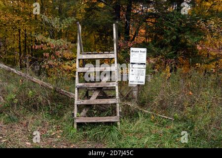 Une clôture et un panneau à un point de départ et d'accès au sentier de randonnée du sentier Bruce Trail en bordure du parc provincial Boyne Valley, Ontario, Canada. Banque D'Images