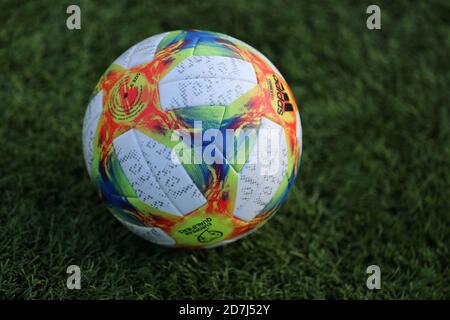 Newport, Royaume-Uni. 22 octobre 2020. The Match ball, UEFA Women's Euro 2022 qualification match, Wales Women v the Faroe Islands at Rodney Parade à Newport, au sud du pays de Galles, le jeudi 22 octobre 2020. Photo par Andrew Orchard/Alamy Live News Banque D'Images