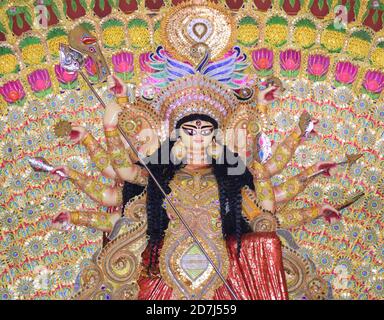 Belle idole de la déesse Durga avec d'autres dieu hindous Dans un pantal en Inde pendant le Festival de durga Puja Banque D'Images