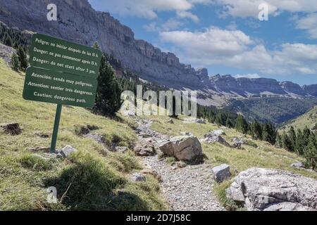 Signe de chemin dangereux dans le parc national d'Ordesa y Monte Perdido. Huesca, Aragon, Espagne. Montagnes de la vallée d'Ordesa. Banque D'Images