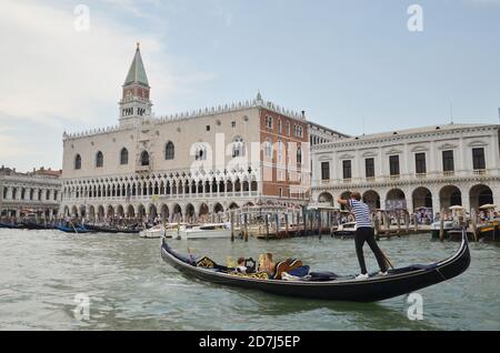 Venise avec ses attractions historiques et ses magnifiques canaux. La ville flottante regorge de musées et de galeries, centre de la Renaissance. Banque D'Images