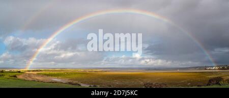 Arc-en-ciel au-dessus de Northam Burrows, North Devon. Panorama. Banque D'Images