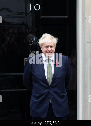 Londres, Royaume-Uni. 23 octobre 2020. Boris Johnson portant un coquelicot sur les pas du numéro 10. Le Premier ministre britannique, Boris Johnson, rencontre des collecteurs de fonds de la Légion royale britannique sur les marches de la rue Downing numéro 10. Crédit : Mark Thomas/Alay Live News Banque D'Images