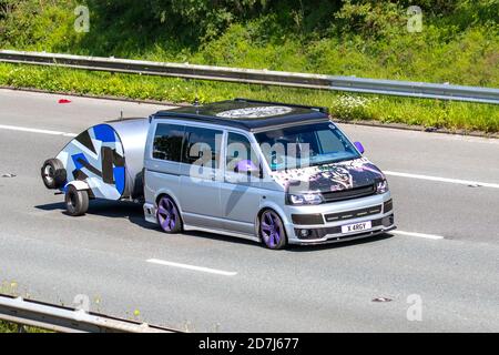 Dubz Outlaws 2011 argent bleu VW Volkswagen T-Sporter T32 140 TDI SWB remorquage Go-Pod Camper (Caravan personnalisé) | Go-Pods 2 Berth micro-Tourer Caravan avec autocollant vinyle, art de la décoration du véhicule, emballage de véhicule, parc, commercial, Emballage de véhicule, autocollants graphiques, autocollants de personnalisation; véhicules en mouvement pour la circulation routière, voitures conduisant un véhicule sur les routes britanniques, moteurs, conduite sur le réseau autoroutier M6. Banque D'Images