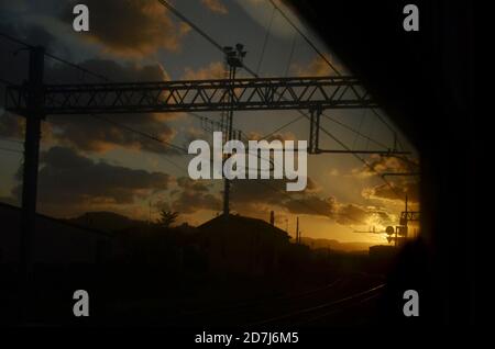 Belle silhouette de la gare de cinque terre pendant le coucher du soleil. Banque D'Images