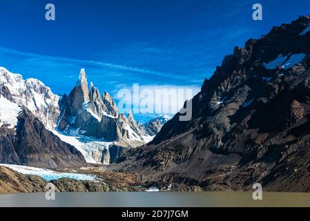 Cerro Torre est une pointe de granit enneigée en plein soleil avec un ciel bleu et les nuages Banque D'Images