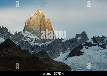 Tour de granit de Fitz Roy dans lumière dorée Banque D'Images