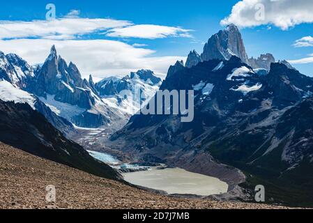 Cerro Torre et Fitz Roy avec glaciers, neige, ciel bleu et nuages Banque D'Images