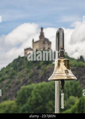 Allemagne, Rhénanie-du-Nord-Westphalie, Braubach, ancienne cloche accrochée à l'extérieur avec château de Marksburg en arrière-plan Banque D'Images