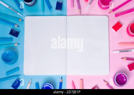 Lieu de travail de l'artiste avec aquarelle, gouache, acrylique, palette, crayons, pastel, pinceau, maquettes de croquis sur fond bleu rose. Flat Lay vue de dessus Banque D'Images