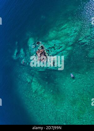 Vue aérienne du bateau naviguant dans l'eau turquoise Banque D'Images