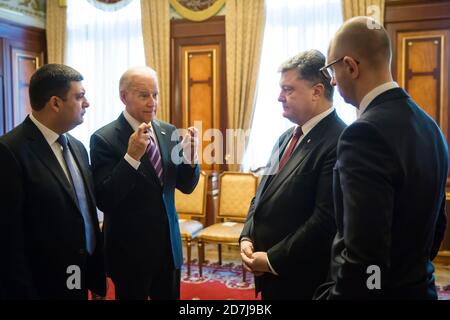 KIEV, UKRAINE - 08 décembre 2015: le vice-président des États-Unis Joe Biden et le président de l'Ukraine Petro Porochenko lors de leur réunion à Kiev Banque D'Images