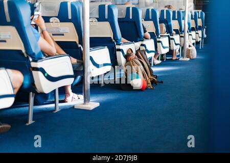 Passagers assis sur les sièges du bateau de croisière Banque D'Images