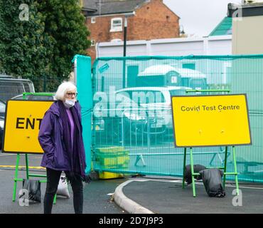 Une dame âgée passe devant un centre d'essais Covid-19 à Leamington Spa, dans le Warwickshire Banque D'Images