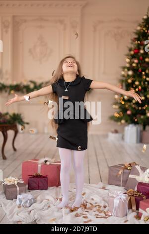 Petites filles jetés confetti. Magie de Noël. Des moments joyeux d'une enfance heureuse. Banque D'Images