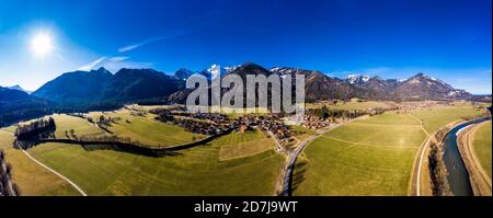 Allemagne, Bavière, Schleching, hélicoptère panorama du soleil d'été brillant au-dessus de la ville dans les contreforts alpins Banque D'Images