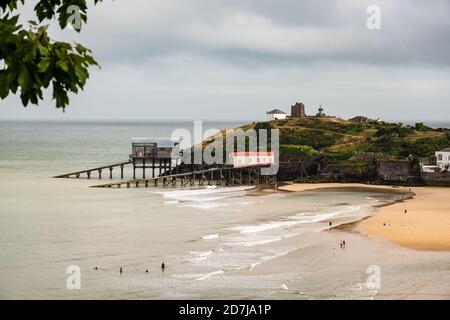 La péninsule de Castel Hill à Tenby, au pays de Galles, avec ses deux stations de canot de sauvetage Banque D'Images