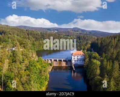 Vue de drone de la centrale hydroélectrique sur le lac Hollensteinsee et forêt environnante en été Banque D'Images