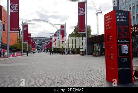 DISTRIBUTEUR DE DÉSINFECTANT POUR LES MAINS SUR WEMBLEY WAY, ANGLETERRE V PAYS DE GALLES, 2020 Banque D'Images