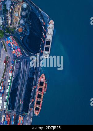 Russie, Primorsky Krai, Vladivostok, vue aérienne des navires industriels amarrés dans un quai de chargement du charbon Banque D'Images