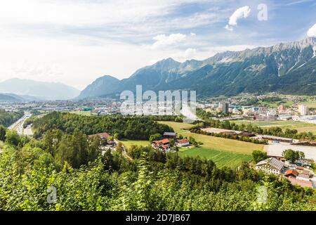 Autriche, Tyrol, Innsbruck, City on River Inn en été avec des montagnes en arrière-plan Banque D'Images