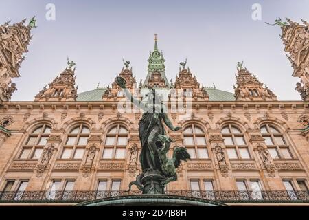 Allemagne, Hambourg, statue d'Hygieia devant la façade de l'hôtel de ville Banque D'Images