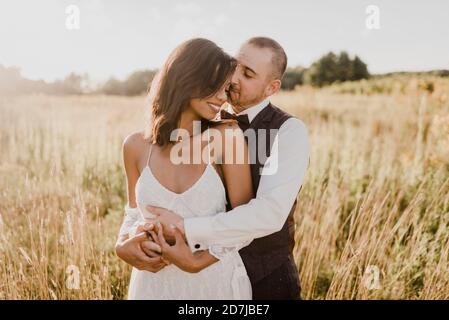 Couple s'embrassant sur le terrain par beau temps Banque D'Images