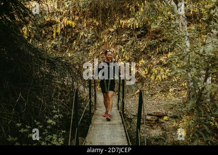 Trekker marchant sur le pont de la Sierra de Hornachuelos, Cordoue, Espagne Banque D'Images