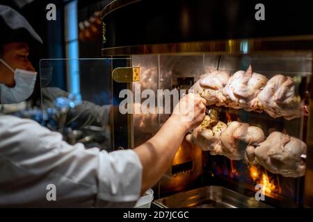 Poulet tandoori mariné par un chef adulte moyen dans le restaurant Banque D'Images