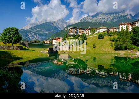 Italie, Trentin, Molveno, ville reflétant sur la surface brillante de Lago di Bior en été Banque D'Images