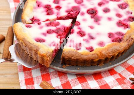 Gros plan tarte à la framboise maison avec garniture au yaourt sur table en bois. Banque D'Images