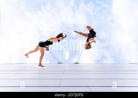 Des danseuses dansent contre le ciel Banque D'Images