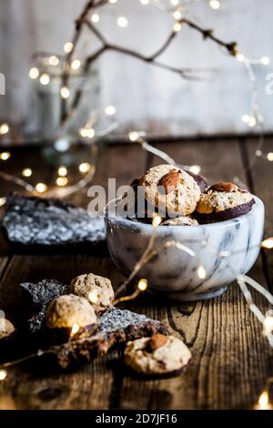 Lumières de Noël et bol de biscuits au pain d'épice aux amandes Banque D'Images