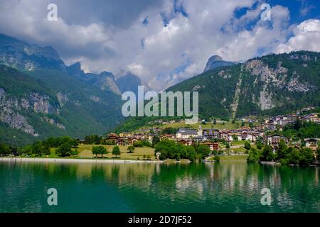 Italie, Trentin, Molveno, ville sur la rive du lac Molveno en été avec Brenta Dolomites en arrière-plan Banque D'Images