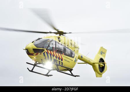 23 octobre 2020, Rhénanie-du-Nord-Westphalie, Münster : un hélicoptère des pays-Bas transporte un patient corona à l'hôpital universitaire de Münster. Le transfert vise à réduire la pression exercée sur les unités de soins intensifs aux pays-Bas. Les pays-Bas sont l'un des pays les plus touchés d'Europe. Photo : Caroline Seidel/dpa Banque D'Images