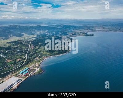 Russie, Primorsky Krai, Zarobino, vue aérienne de la ville sur les rives de la mer du Japon Banque D'Images