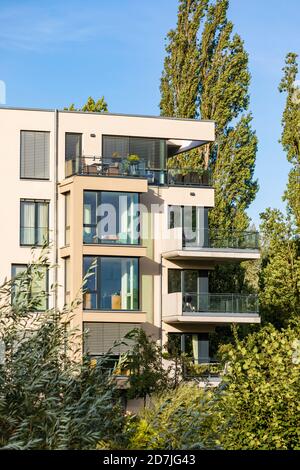 Allemagne, Bade-Wurtemberg, Tubingen, immeuble moderne d'appartements à faible consommation d'énergie dans le quartier de Lustnau Banque D'Images