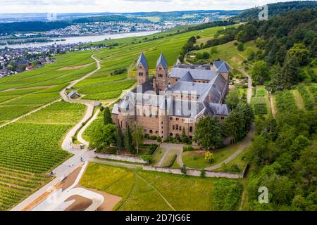 Allemagne, Hesse, Eibingen, vue en hélicoptère de l'abbaye d'Eibingen au début de l'automne Banque D'Images