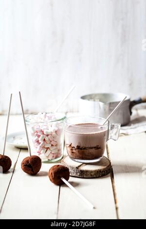 Chocolat chaud avec truffes et guimauves à la table à la maison Banque D'Images
